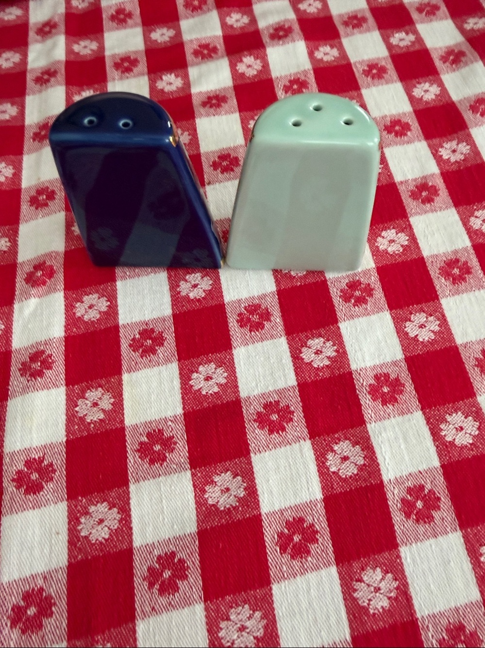 Disney’s 70 Alice in Wonderland Ceramic Salt & Pepper Shakers - Blue and Mint - Picture 4 of 12